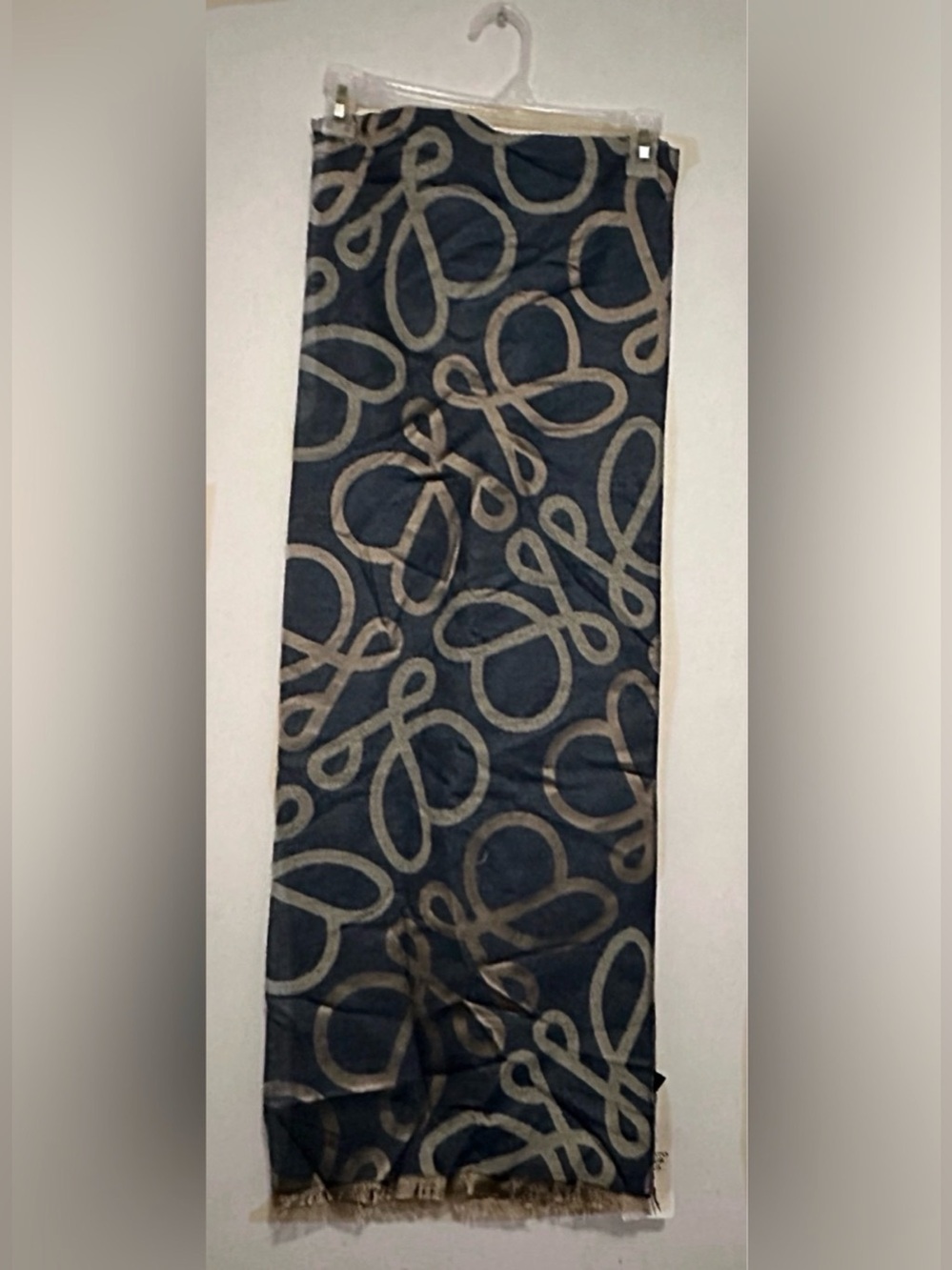 Elegant Loop-Print Scarf in Black and Tan